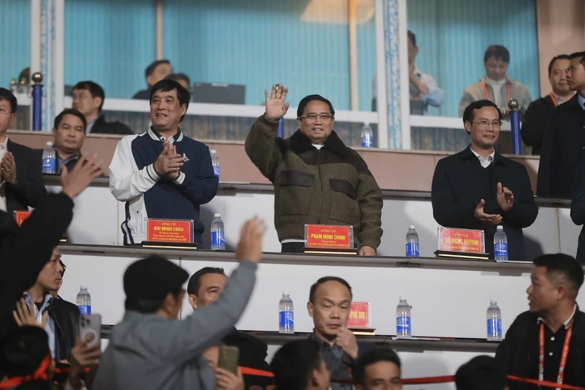 Prime Minister Pham Minh watches the match between Vietnam and Myanmar, giving encouragement to Vietnamese players. (Photo: VNA)