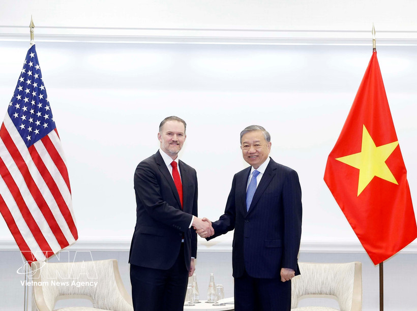 General Secretary of the Communist Party of Vietnam To Lam (R) receives the US Trade Representative, Ambassador Jamieson Greer, in Washington D.C. on February 19. (Photo: VNA)