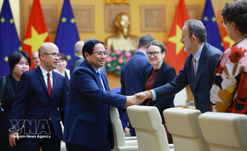 Prime Minister Pham Minh Chinh meets with 20 Ambassadors and Chargé d'affaires of the European Union (EU) and EU member states in Hanoi on March 5. (Photo: VNA)