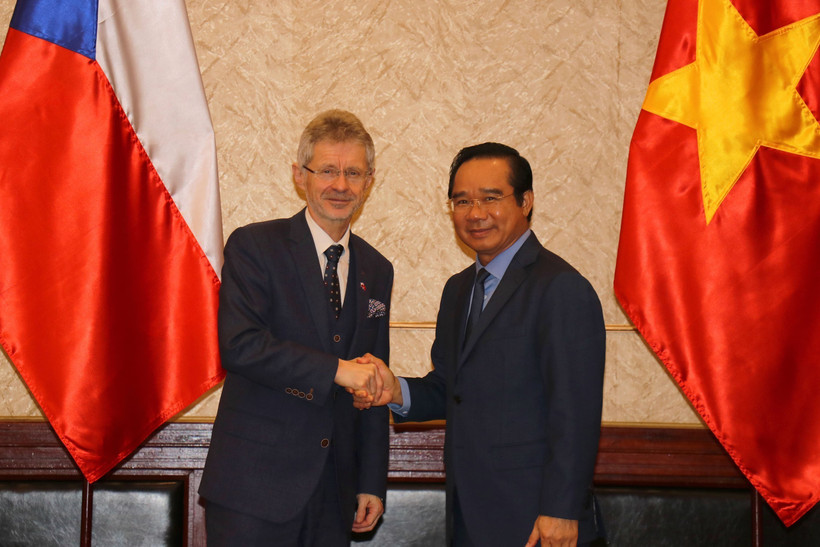 Chairman of the Ho Chi Minh City People’s Committee Nguyen Van Duoc (R) and President of the Senate of the Parliament of the Czech Republic Milos Vystrcil. (Photo: VNA)