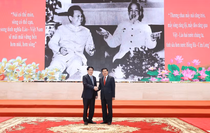 Vietnamese State President Luong Cuong (L), and General Secretary of the Lao People's Revolutionary Party (LPRP) Central Committee and President of Laos Thongloun Sisoulith attend the Vietnam-Laos friendship exchange programme. (Photo: VNA)