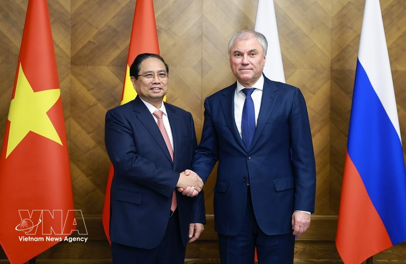 Vietnamese Prime Minister Pham Minh Chinh (L) meets with Chairman of the Russian State Duma Vyacheslav Volodin in Moscow on March 24. (Photo: VNA)