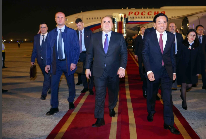 Russian Prime Minister Mikhail Vladimirovich Mishustin (C) arrives in Hanoi in the early morning of January 14, beginning his two-day official visit to Vietnam at the invitation of Prime Minister Pham Minh Chinh. (Photo: VNA)