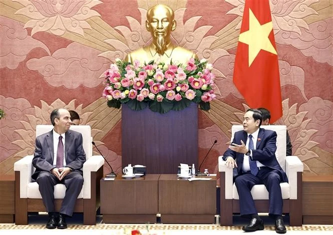 NA Chairman Tran Thanh Man (R) receives Cuban Ambassador to Vietnam Rogelio Polanco Fuentes in Hanoi on January 9. (Photo: VNA)