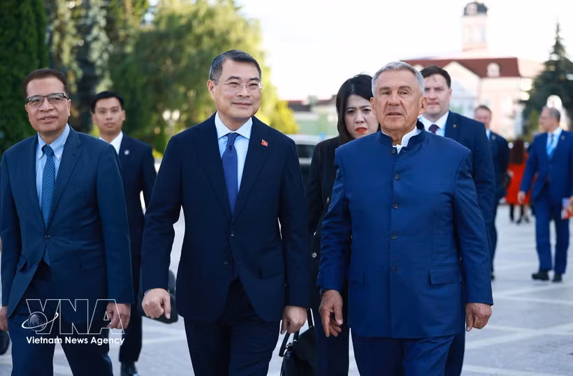 Vietnamese Prime Minister Le Minh Hung (centre) meets with Head of the Republic of Tatarstan Rustam Minnikhanov (right). (Photo: VNA)