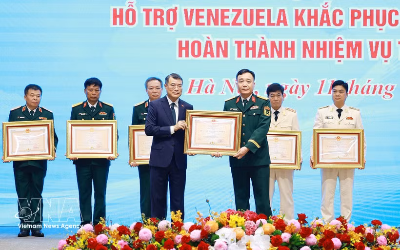 Prime Minister Le Minh Hung (L) presents the First-Class and Second-Class Fatherland Protection Orders to the collectives for their achievements in search and rescue, humanitarian assistance and disaster relief operations in Venezuela. (Photo: VNA)