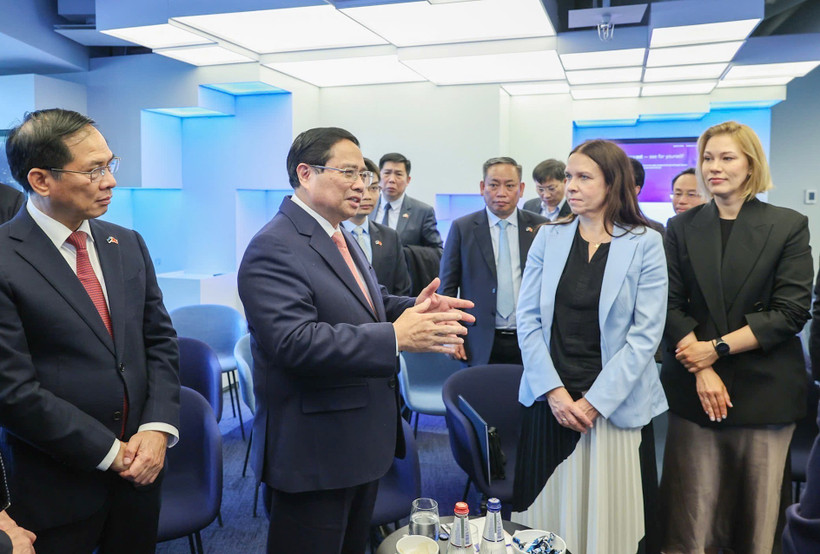 Vietnamese Prime Minister Pham Minh Chinh visits the E-Estonia Briefing Centre on June 6. (Photo: VNA)