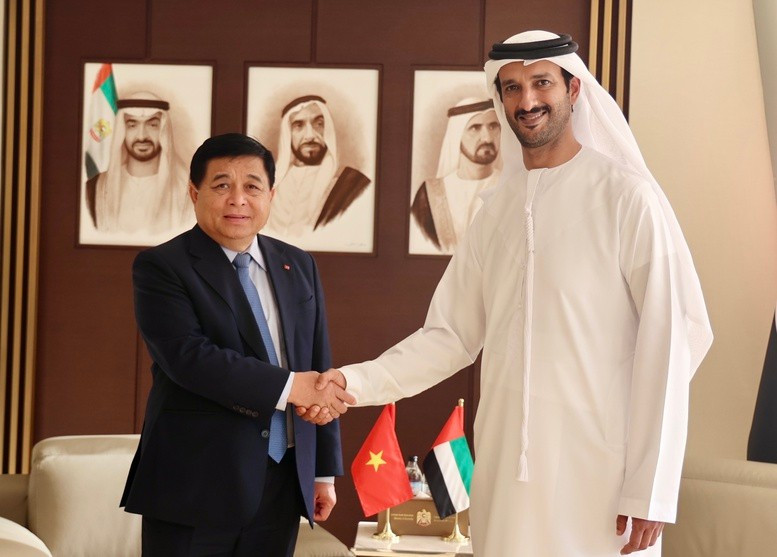 Deputy PM Nguyen Chi Dung (left) meets with Minister of Economy Abdulla Bin Touq Al Marri. (Photo: chinhphu.vn)