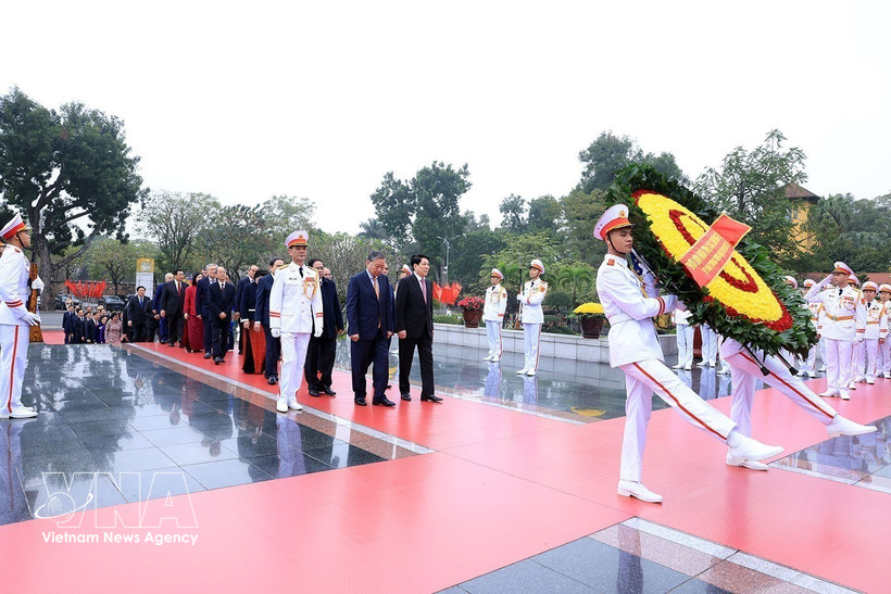 Party and State leaders pay tribute to President Ho Chi Minh at his mausoleum ahead of the Lunar New Year (Tet). (Photo: VNA)