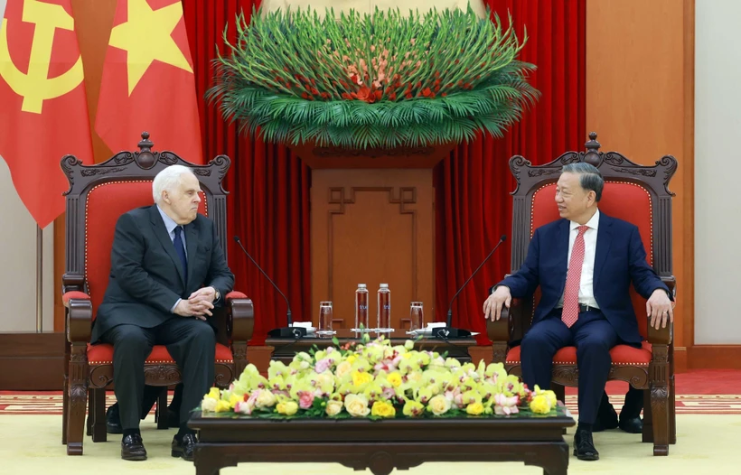 Party General Secretary To Lam (R) and Frederick W. Smith, Founder and Executive Chairman of FedEx, at their meeting in Hanoi on February 25. (Photo: VNA)