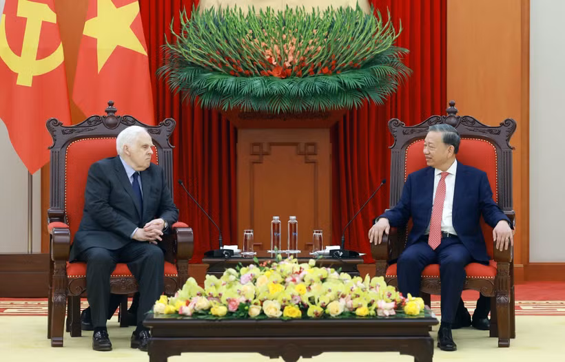 Party General Secretary To Lam (R) and Frederick W. Smith, Founder and Executive Chairman of FedEx, at their meeting in Hanoi on February 25. (Photo: VNA)