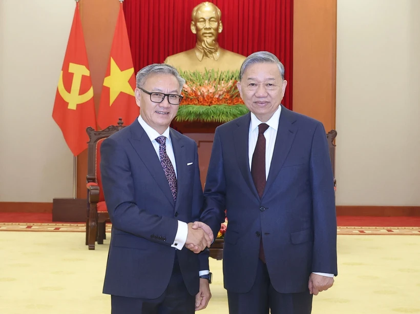 Party General Secretary To Lam (R) receives visiting Lao Minister of Foreign Affairs Thongsavanh Phomvihane in Hanoi on February 13. (Photo: VNA)