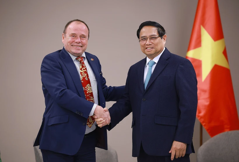 Prime Minister Pham Minh Chinh (R) hosts a reception in Prague on January 18 afternoon (local time) for Chairman of the Czech - Vietnamese Friendship Association Milos Kusy. (Photo: VNA)