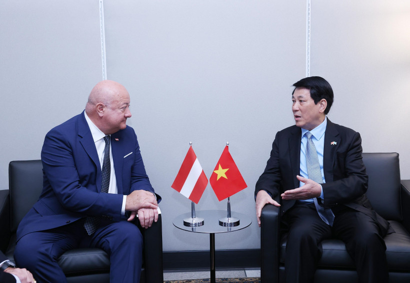 Vietnamese State President Luong Cuong (R) receives Austrian Prime Minister Christian Stocker on the sidelines of the General Debate of the 80th Session of the United Nations General Assembly in New York, the US, on September 22 (local time). (Photo: VNA)