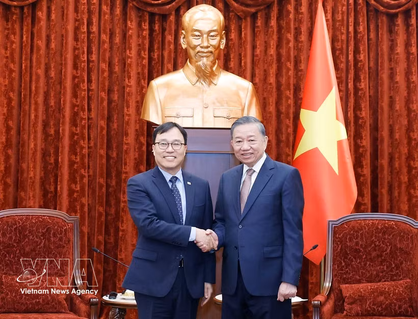 General Secretary of the Communist Party of Vietnam Central Committee and State President To Lam (right) and outgoing Korean Ambassador to Vietnam Choi Young-sam. (Photo: VNA)