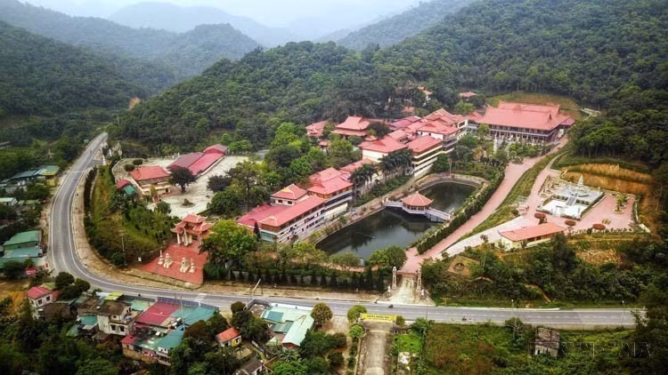 Truc Lam Yen Tu Zen Monastery (also known as Lan Pagoda) is located on Yen Tu Mountain in the Yen Tu Historical Relic and Scenic Area (Quang Ninh), which was chosen by King Tran Nhan Tong as a place to practice. This was originally a large temple with massive structures but was destroyed over time, now only a few traces remain on the ground. In 2002, Truc Lam Yen Tu Zen Monastery was rebuilt (2021). (Photo: VNA)