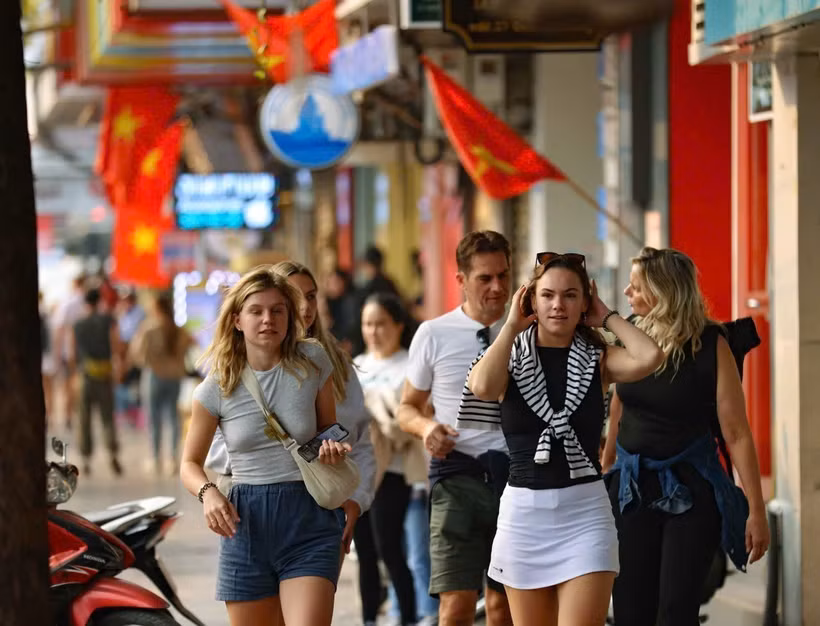 Foreign tourists visit Hanoi's Old Quarter. (Photo: VNA)