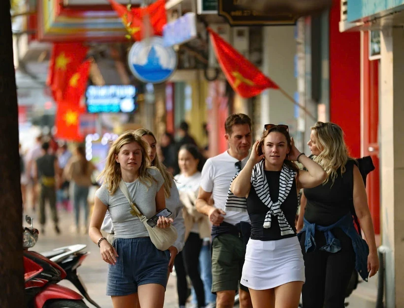 Foreign tourists visit Hanoi's Old Quarter. (Photo: VNA)