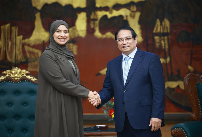 Prime Minister Pham Minh Chinh (R) and Minister of Climate Change and Environment of the UAE Amna bint Abdullah Al Dahak at their meeting in Hanoi on April 16. (Photo: VNA)