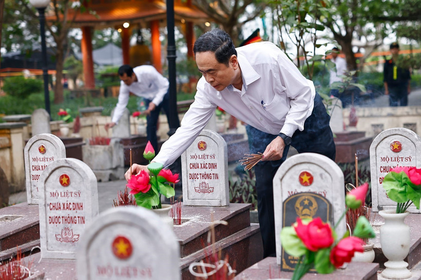 NA Chairman Tran Thanh Man offers incense in tribute to fallen combatants at the Road 9 Martyrs' Cemetery in Quang Tri province. (Photo: VNA)
