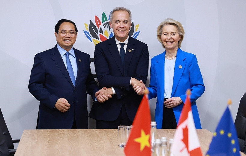 Vietnamese Prime Minister Pham Minh Chinh (L) meets with Canadian PM Mark Carney (C) and President of the European Commission (EC) Ursula von der Leyen. (Photo: VNA)