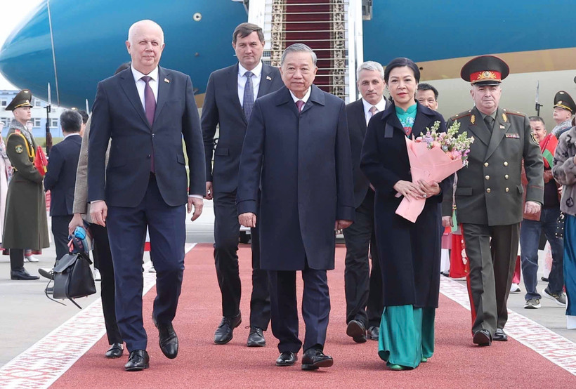 General Secretary of the Communist Party of Vietnam Central Committee To Lam (centre) and his spouse Ngo Phuong Ly arrive at Minsk Airport on May 11 afternoon (local time), beginning a state visit to the Republic of Belarus from May 11-12 at the invitation of President Aleksandr Lukashenko. (Photo: VNA)