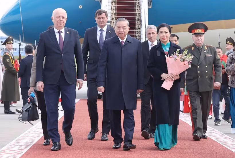 General Secretary of the Communist Party of Vietnam Central Committee To Lam (centre) and his spouse Ngo Phuong Ly arrive at Minsk Airport on May 11 afternoon (local time), beginning a state visit to the Republic of Belarus from May 11-12 at the invitation of President Aleksandr Lukashenko. (Photo: VNA)
