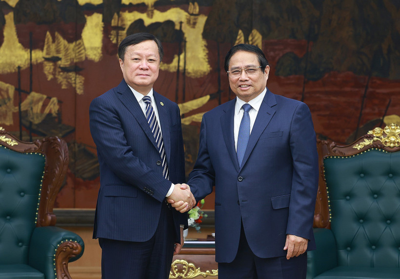 Prime Minister Pham Minh Chinh (R) receives Chairman of the Commercial Aircraft Corporation of China, Ltd. (COMAC) He Dongfeng in Hanoi on April 14. (Photo: VNA)