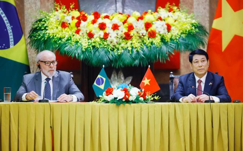 Vietnamese State President Luong Cuong (R) and Brazilian President Luiz Inácio Lula da Silva meet with the press in Hanoi on March 28 morning. (Photo: VNA)