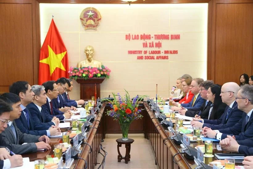 Vietnamese Minister of Labour, Invalids and Social Affairs Dao Ngoc Dung works with Minister for Employment at the Finnish Ministry of Economic Affairs and Employment Arto Olavi Satonen. (Photo: VietnamPlus)