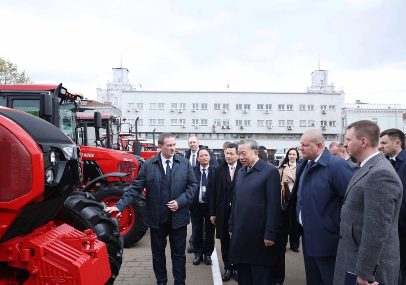 General Secretary of the Communist Party of Vietnam Central Committee To Lam and Belarusian Prime Minister Aleksandr Turchin visit the Minsk Tractor Works. (Photo: VNA)