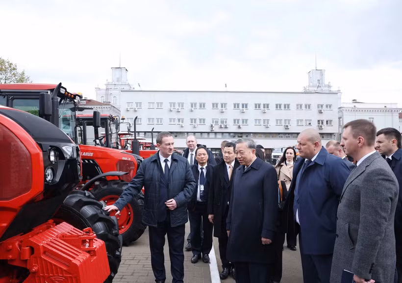 General Secretary of the Communist Party of Vietnam Central Committee To Lam and Belarusian Prime Minister Aleksandr Turchin visit the Minsk Tractor Works. (Photo: VNA)