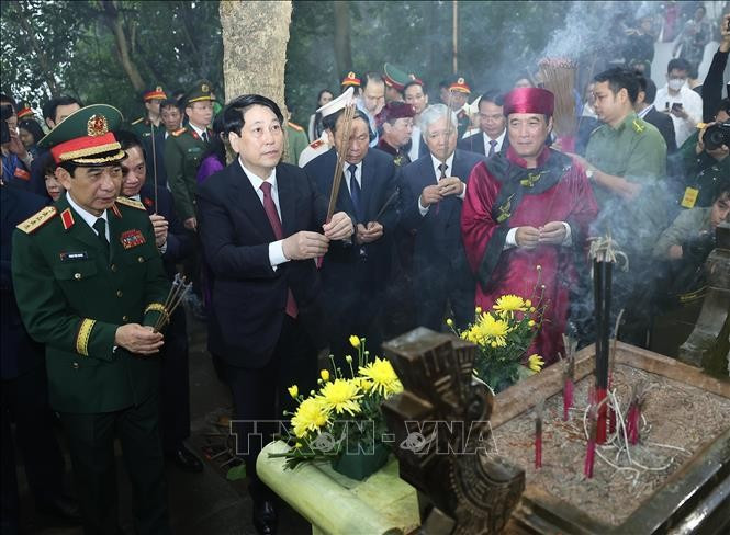 State President Luong Cuong (second from left) offers incense at the Hung Kings' Tomb. (Photo: VNA)