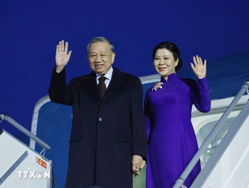 General Secretary of the Communist Party of Vietnam Central Committee To Lam and his spouse arrive in Helsinki on October 20 evening, beginning their official visit to Finland. (Photo: VNA)