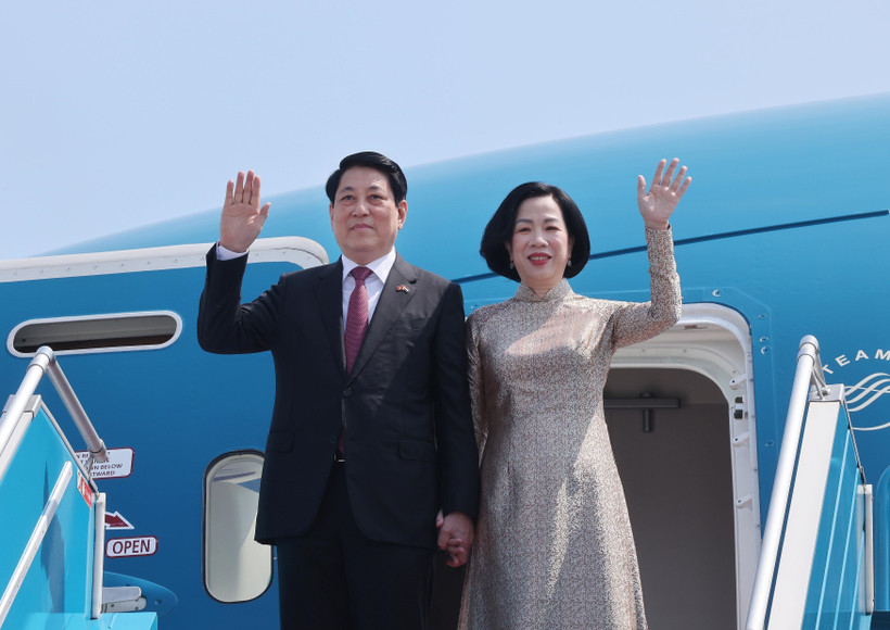 State President Luong Cuong and his spouse Nguyen Thi Minh Nguyet leave Hanoi on August 3 morning for state visits to Egypt and Angola. (Photo: VNA)