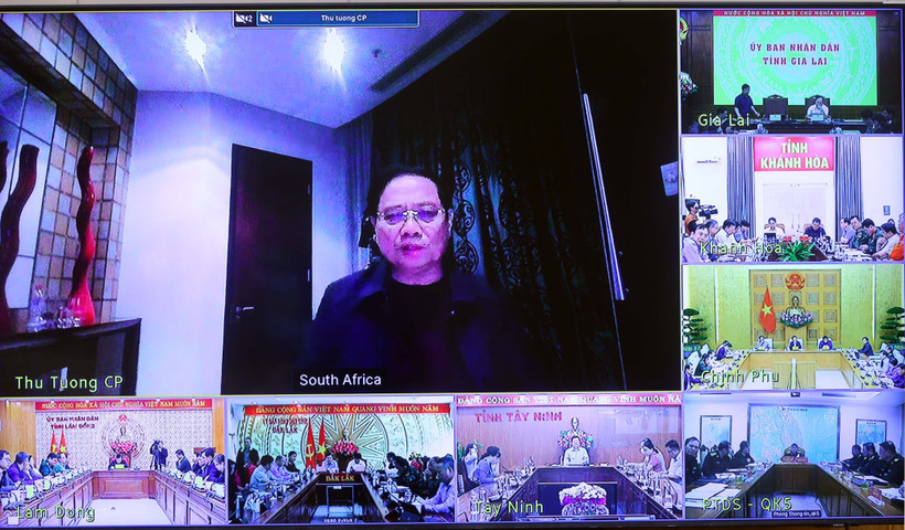 Prime Minister Pham Minh Chinh chairs the urgent online meeting from South Africa. (Photo: VNA)