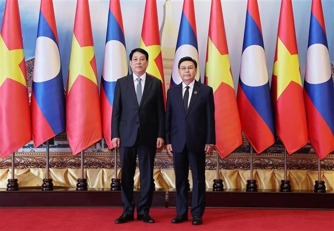 Vietnamese State President Luong Cuong (L) meets with President of the Lao National Assembly Saysomphone Phomvihane in Vientiane on April 25. (Photo: VNA)