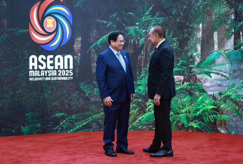 Malaysian Prime Minister Anwar Ibrahim (right) welcomes Vietnamese Prime Minister Pham Minh Chinh to the 47th ASEAN Summit and Related Summits on October 26 morning. (Photo: VNA)