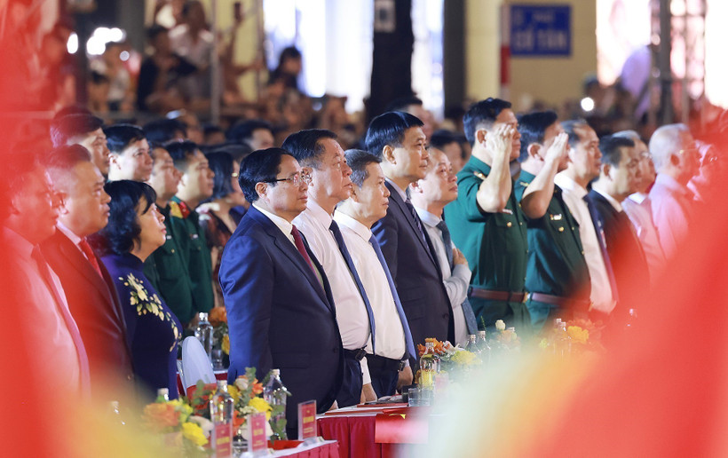 Prime Minister Pham Minh Chinh and delegates attend the special art programme. (Photo: VNA)