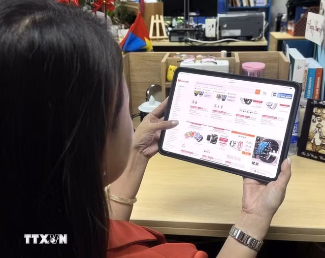 From 4 billion USD in 2015, the size of the e-commerce market increases eightfold to reach 32 billion USD last year. (Photo: VNA)