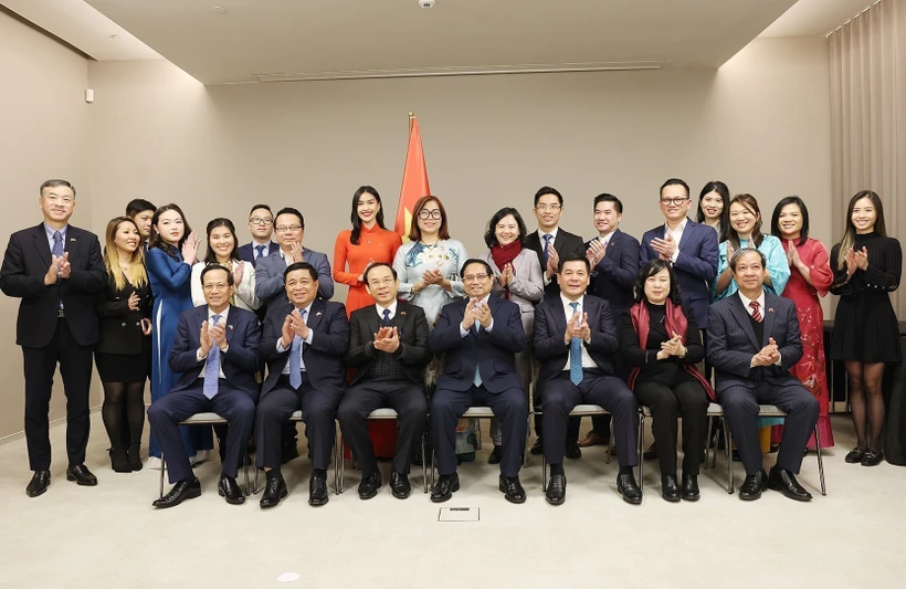 Prime Minister Pham Minh Chinh (centre, front row) and members of the Vietnam Innovation Network in Europe. (Photo: VNA)