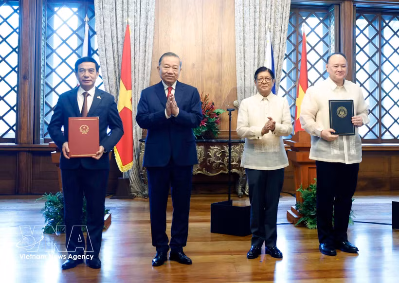 General Secretary of the Communist Party of Vietnam Central Committee and State President To Lam (second, left), and Philippine President Ferdinand Romualdez Marcos Jr. (second, right) witness the exchange of a Memorandum of Understanding (MoU) on defence cooperation between the Ministry of National Defence of Vietnam and the Ministry of Defence of the Philippines. (Photo: VNA)