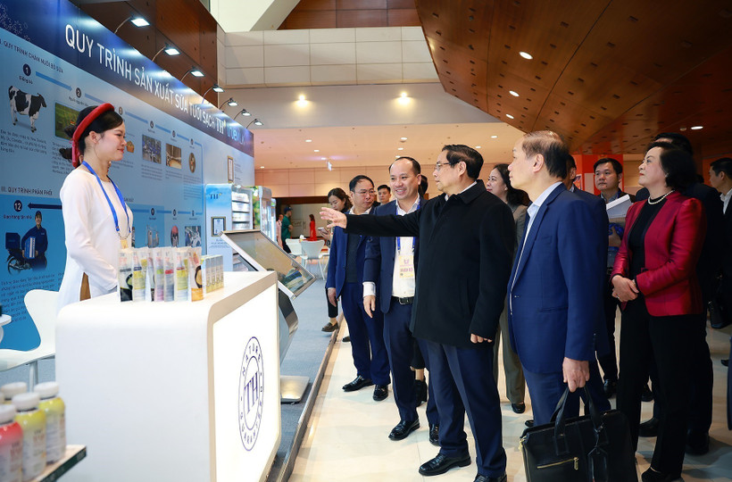 PM Pham Minh Chinh (second from right) inspects the display of outstanding products. (Photo: VNA)