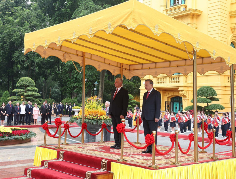 General Secretary of the Communist Party of Vietnam (CPV) Central Committee To Lam (R) hosts a red-carpet welcome ceremony for First Secretary of the Communist Party of Cuba (CPC) Central Committee and President of Cuba Miguel Díaz-Canel Bermúdez. (Photo: VNA)