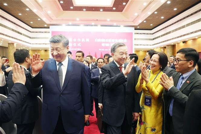General Secretary of the Communist Party of China (CPC) Central Committee and President of China Xi Jinping (L), General Secretary of the Communist Party of Vietnam Central Committee To Lam (R) and delegates at the Vietnam-China people’s friendly meeting. (Photo: VNA)