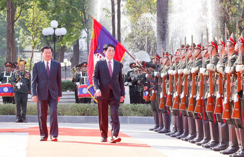 State President Luong Cuong (R) and General Secretary of the Lao People's Revolutionary Party (LPRP) Central Committee and President of Laos Thongloun Sisoulith review the guard of honour at the welcome ceremony on April 24 afternoon. (Photo: VNA)