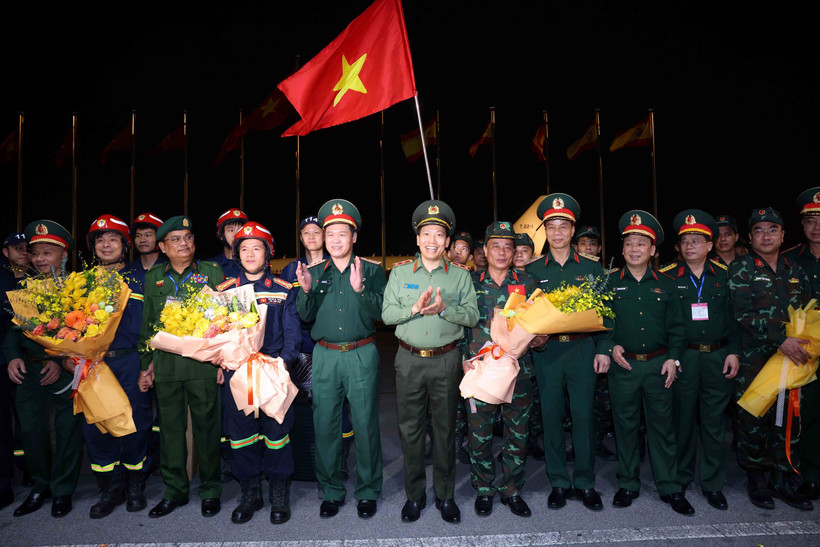 The rescue and relief force of the Ministry of National Defence is welcomed home at the Noi Bai International Airport. (Photo: VNA)