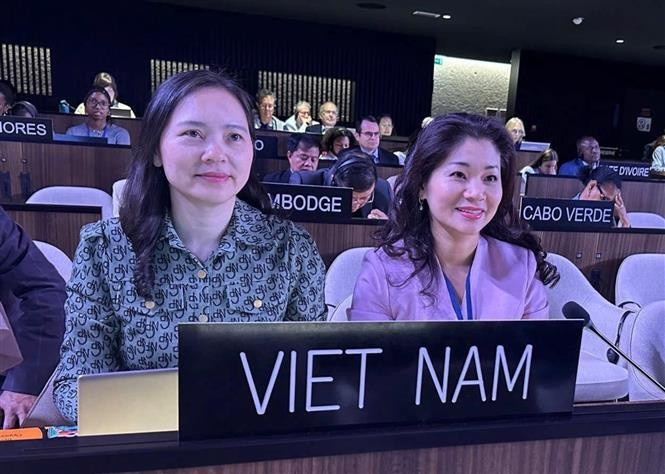 Ambassador Nguyen Thi Van Anh (L), Head of the Permanent Delegation of Vietnam to UNESCO, and Dr. Nguyen Phuong Hoa, Director of the Department of International Cooperation under the Ministry of Culture, Sports and Tourism, attend the conference. (Photo: VNA)