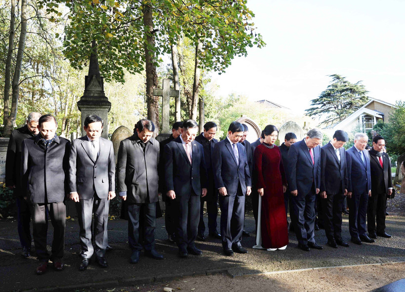 General Secretary of the Communist Party of Vietnam To Lam, and his spouse Ngo Phuong Ly, along with a high-ranking Vietnamese delegation, pay tribute to proletariat leader Karl Marx at his grave in Highgate Cemetery in London on October 28. (Photo: VNA)