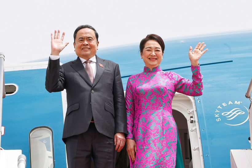 National Assembly Chairman Tran Thanh Man and his spouse Nguyen Thi Thanh Nga leave Dakar in the afternoon of July 24 (local time), successfully concluding their official visit to Senegal. (Photo: VNA)